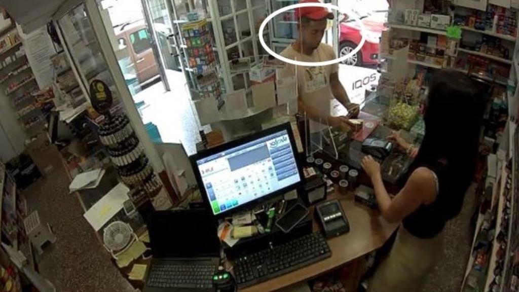 Moustapha, el supuesto cabecilla de la banda de ladrones okupas, en un estanco de Totana comprando con una tarjeta de crédito robada.