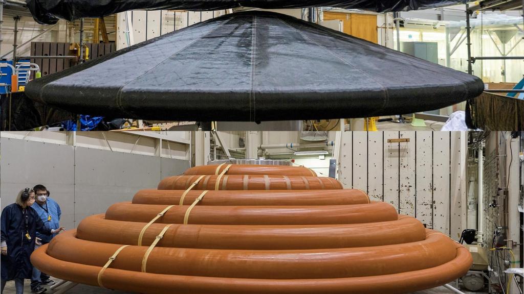 La parte de arriba muestra los anillos apilados en una prueba del LOFTID. A la derecha, el escudo cubierto por el sistema térmico flexible.