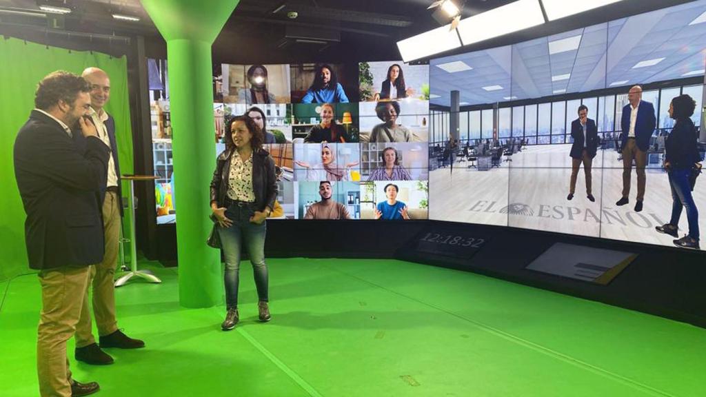 Luis Pérez, director de desarrollo de negocio B2B de Global Alumni, y Francisco Ramírez, director de B2B en LG España, en el 'aula inmersiva' durante la visita de D+I.