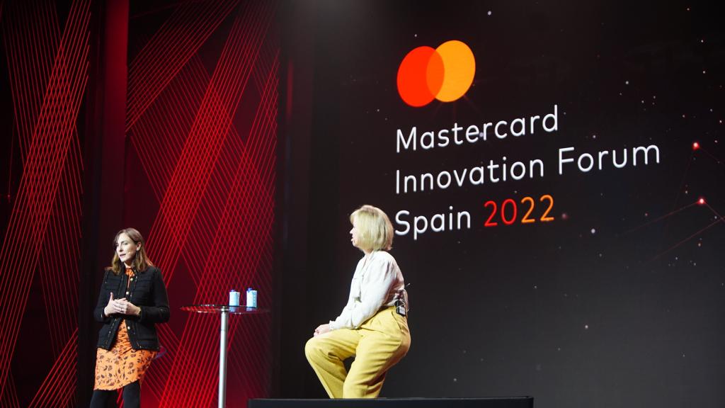 De izquierda a derecha:  Paloma Real, country manager de Mastercard en España, y Eimear Creaven, presidenta de la división de Europa occidental de Mastercard, durante la celebración del MIF.