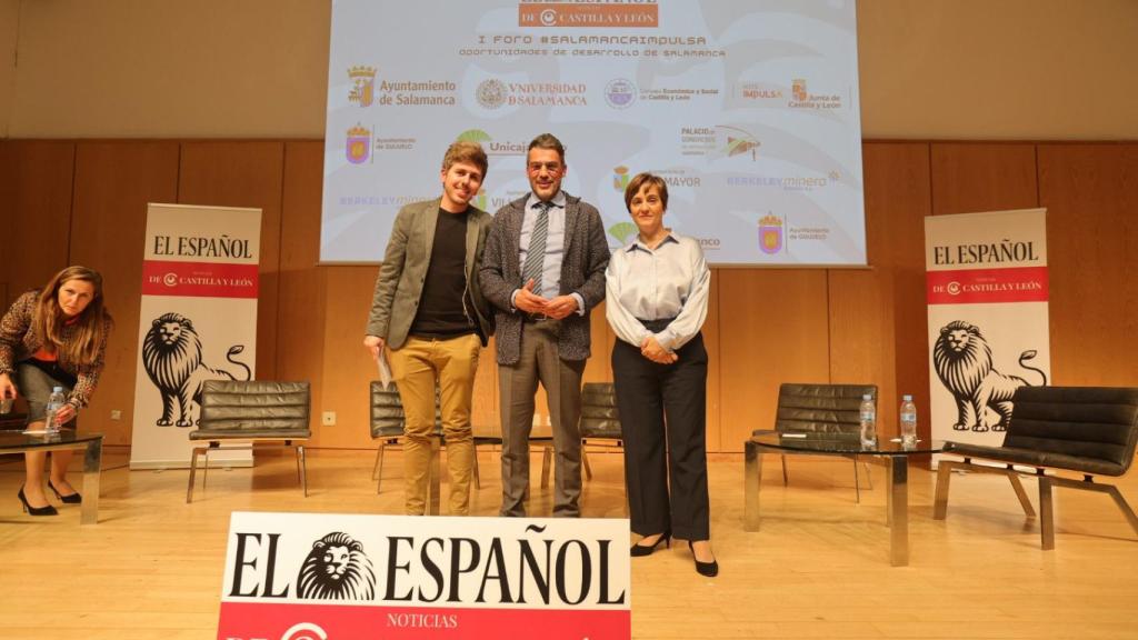 El periodista de EL ESPAÑOL-Noticias de Castilla y León, Alvar Salvador; el alcalde de Villamayor, Ángel Luis Peralvo Sanchón; y la directora del periódico, Silvia García, en el I Foro Salamanca Impulsa