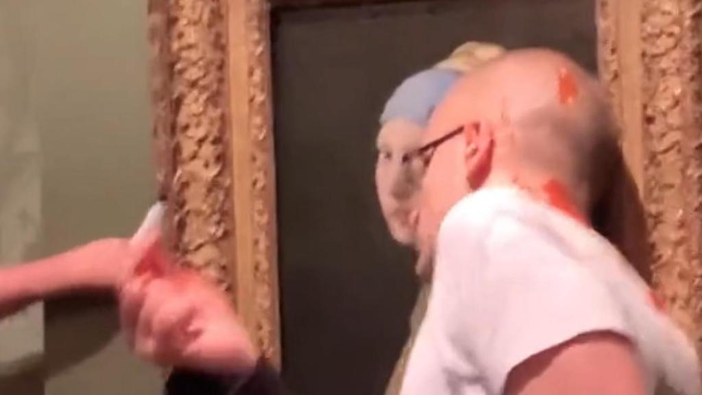 Vierten salsa de tomate cerca de la obra maestra de Vermeer en Países Bajos