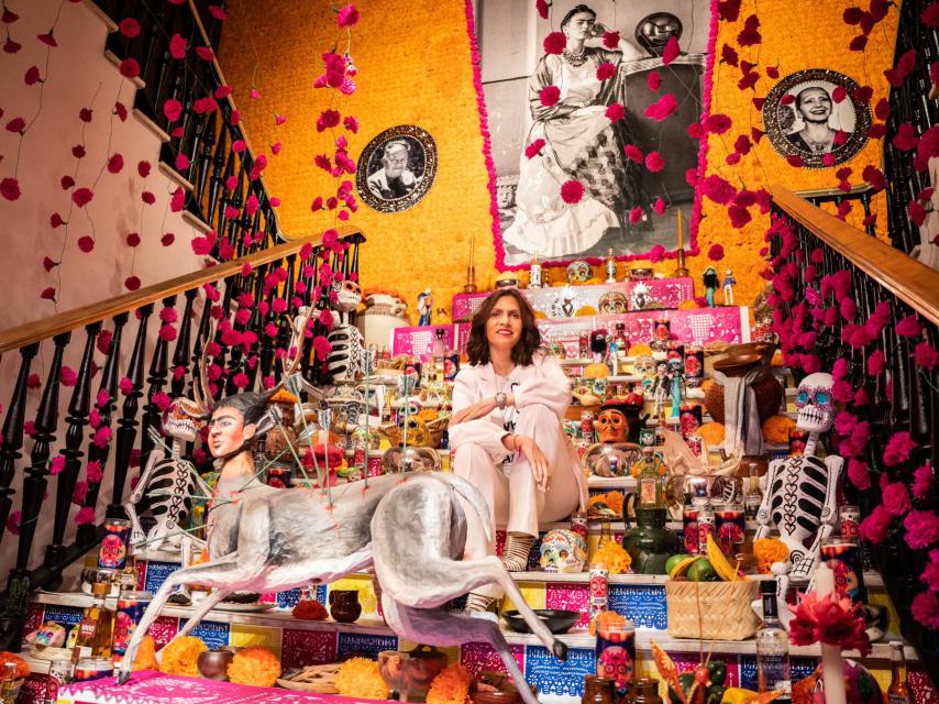 Ximena Caraza, Directora General de la Fundación Casa de México en España (FCME), en el Altar de Muertos, que se puede visitar.