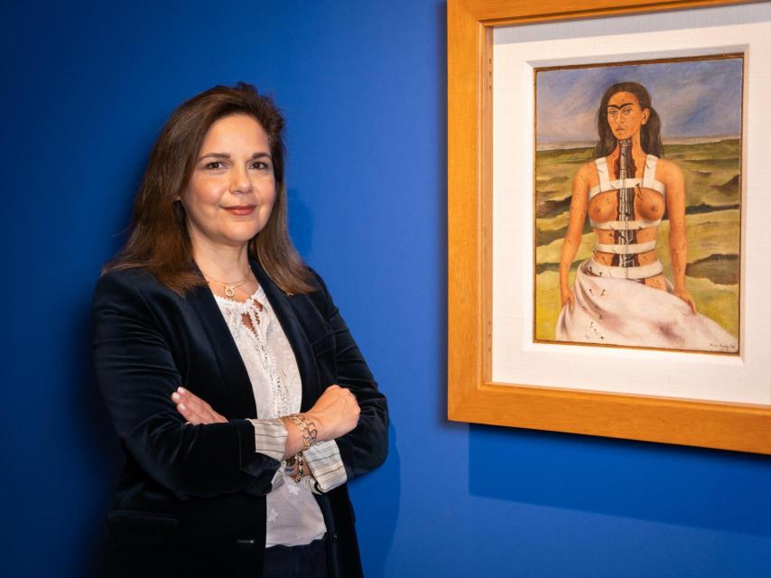 Eugenia González posa frente a 'La columna rota' (1944) de Frida Kahlo.