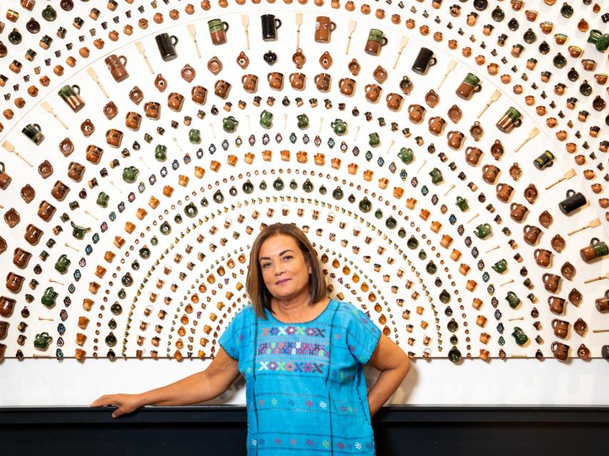 Rota Sánchez, fotografiada junto a la instalación de 'Ollas con tapa de pajarito' (2020).