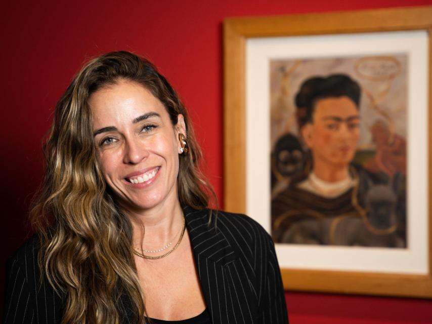 Roberta Lobeira posa frente al 'Autorretrato con changuito' (1945) de  Frida Kahlo .  Colección Museo Dolores Olmedo.