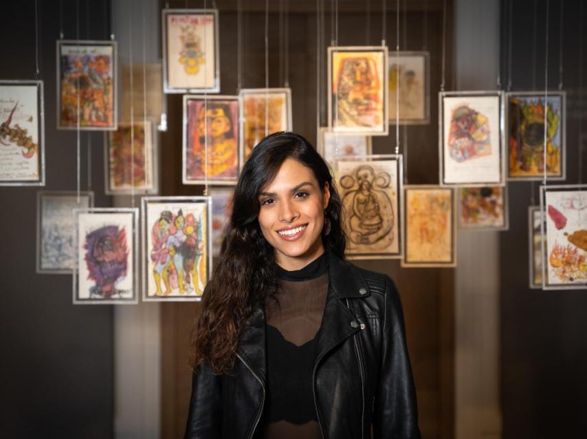 Andrea bayardo, frente a una instalación con páginas del diario de Frida Kahlo de la exposición 'Frida Kahlo: alas para volar' en Fundación Casa de México en España.