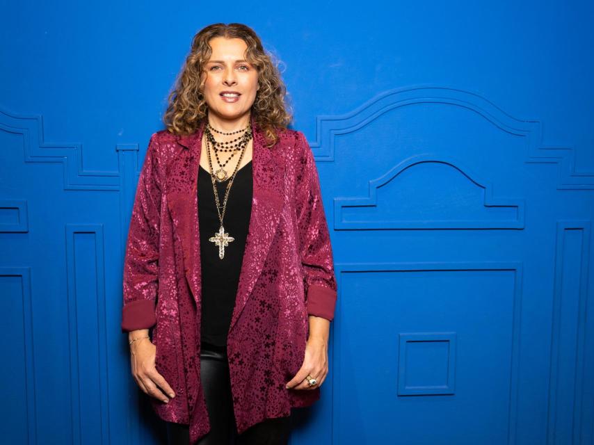 Paola Perdomo, en uno de los rincones de la Casa de México en Madrid, con el inconfundible color de la Casa Azul de Frida Kahlo.