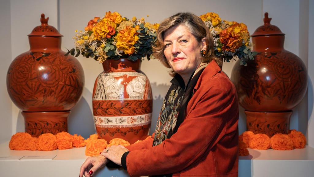 Elaine Arozamena, junto a 'Cántaros decorados' de Alfredo Felipe Ramos.