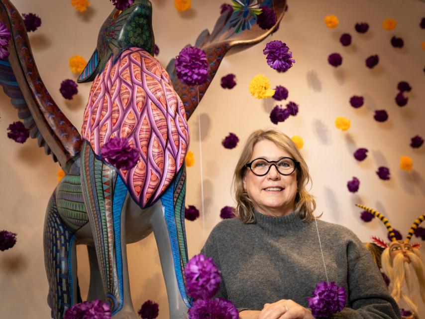 Marcela Lobo, posa junto a 'Lobo Alado' (2021) de Jacobo y María Ángeles.