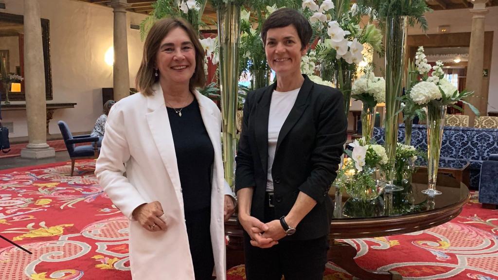 Charo Izquierdo y Ellen MacArthur en los prolegómenos de la entrega de los Premios Princesa de Asturias 2022