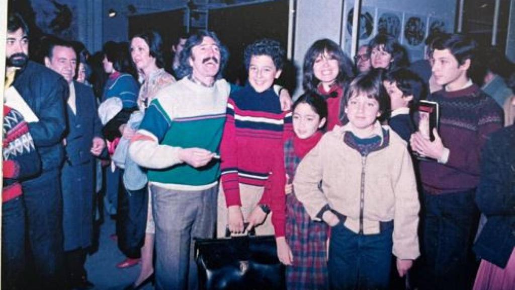 Foto de archivo de Daniel Sánchez Arévalo, de niño, con su padre José Ramón.