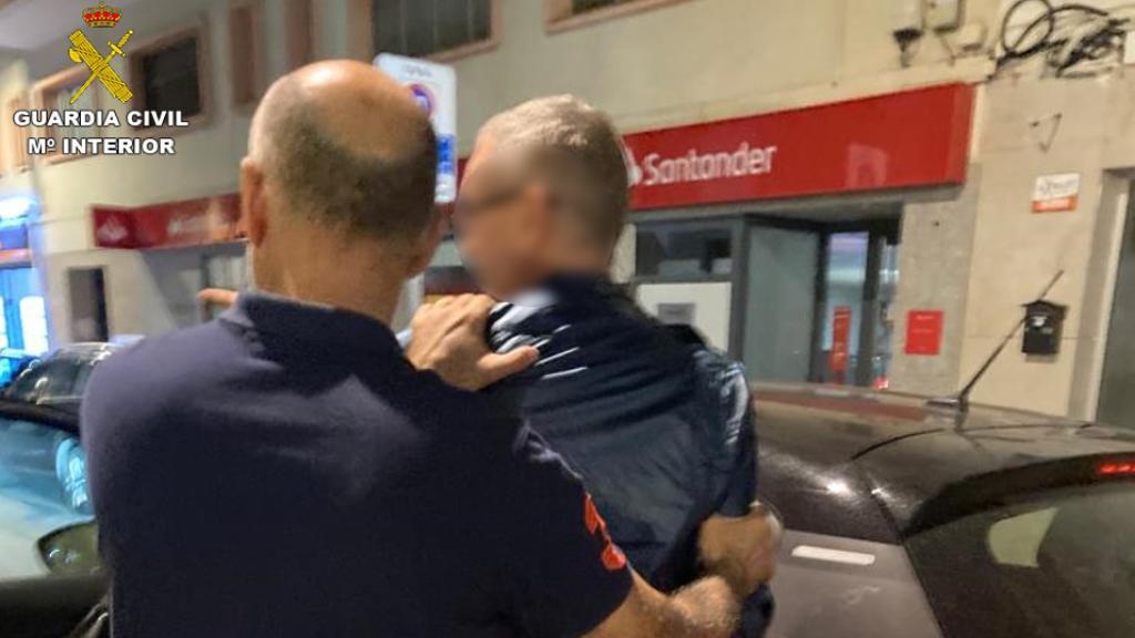 La Guardia Civil, deteniendo en Calpe al criminal requerido por varios juzgados.