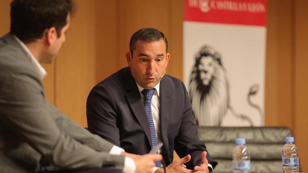 El periodista de EL ESPAÑOL - Noticias de Castilla y León Óscar Estaire y el delegado territorial de la Junta de Castilla y León en Salamanca, Eloy Ruiz Marcos.