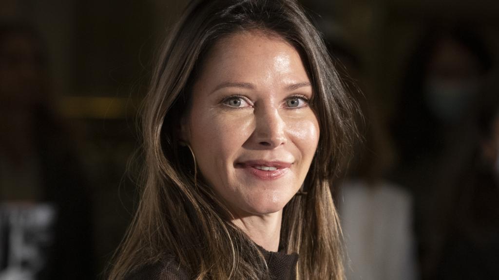 Esther Doña en la presentación del libro 'Cazar leones en Escocia', escrito por Cruz Sánchez de Lara, en abril de 2022 en Madrid.