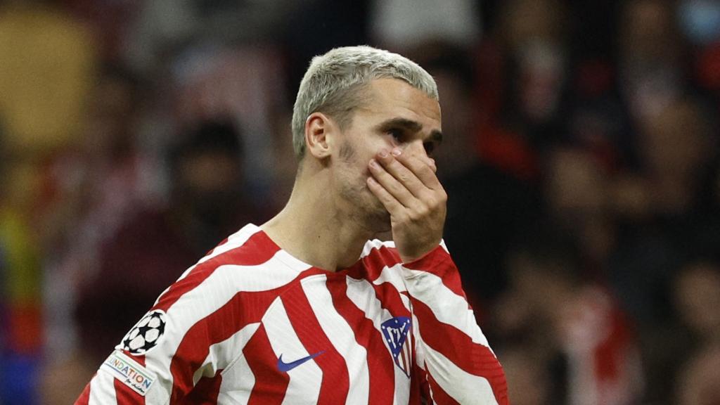 Antoine Griezmann, derrumbado tras la eliminación en Champions del Atlético de Madrid