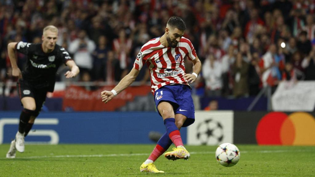 Yannick Carrasco falla su penalti contra el Bayer Leverkusen en Champions