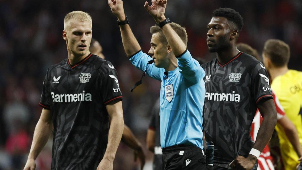 Clement Turpin pide espacio a los jugadores del Bayer Leverkusen