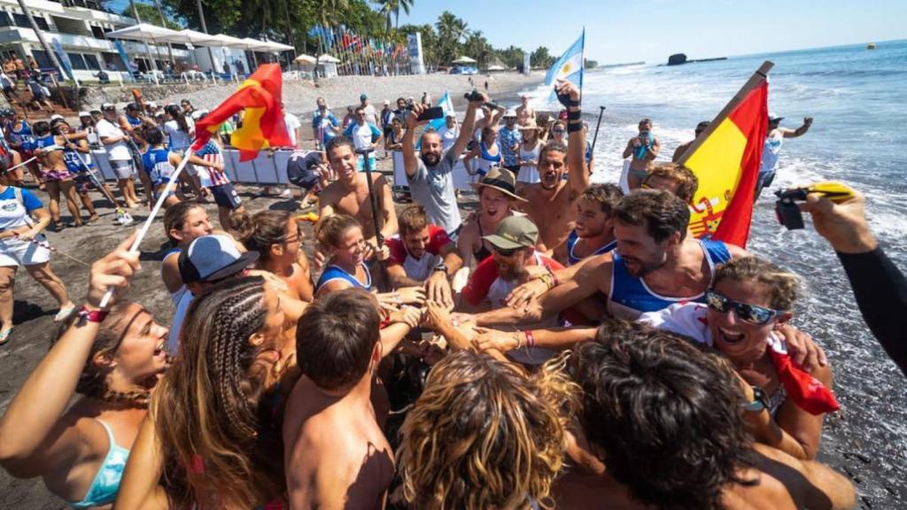 Surfistas el equipo nacional tras una competición