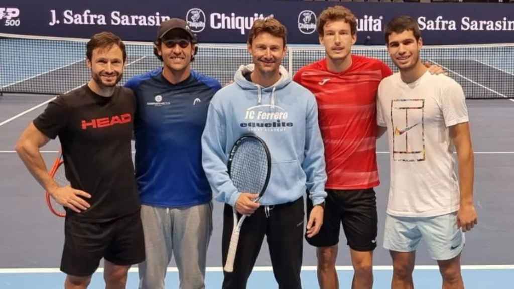 Carlos Alcaraz y Pablo Carreño junto a sus técnicos en Basilea