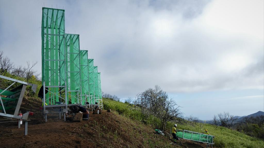Colectores de niebla preparados para recoger y almacenar agua.