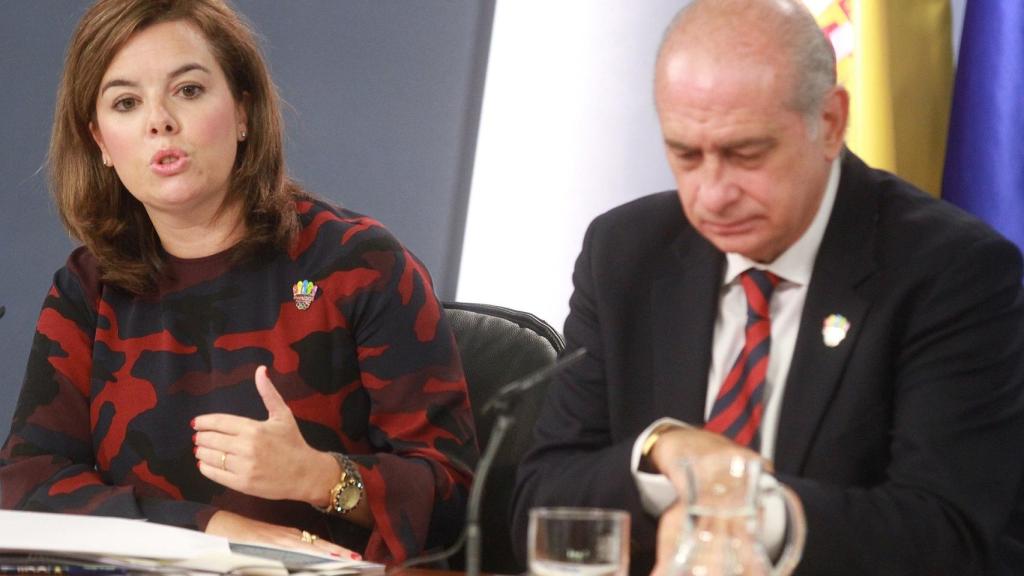 La exvicepresidenta Soraya Sáenz de Santamaría y el exministro de Interior Jorge Fernández Díaz en 2013.