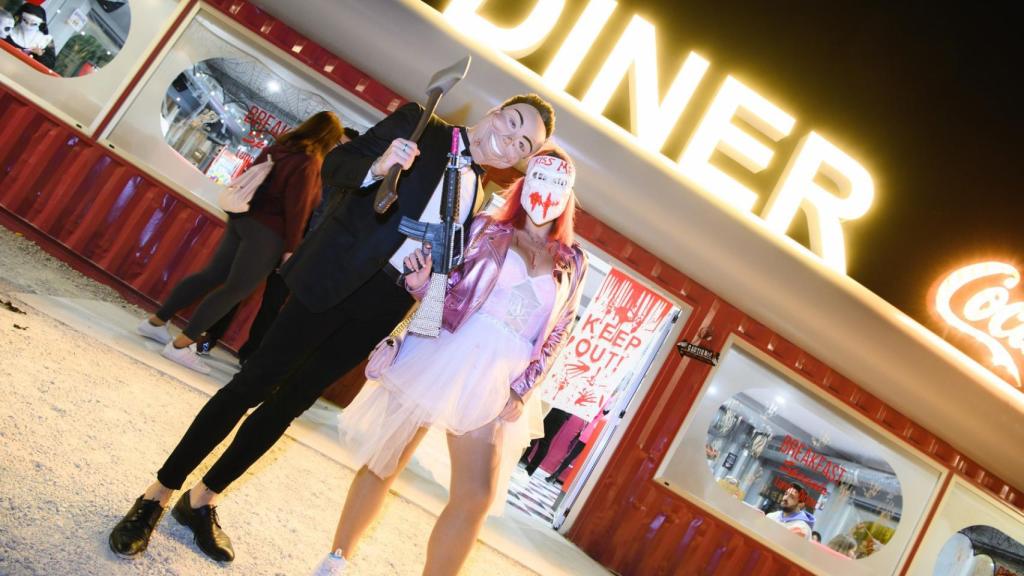 Personas disfrazadas por Halloween en el autocine en Málaga.