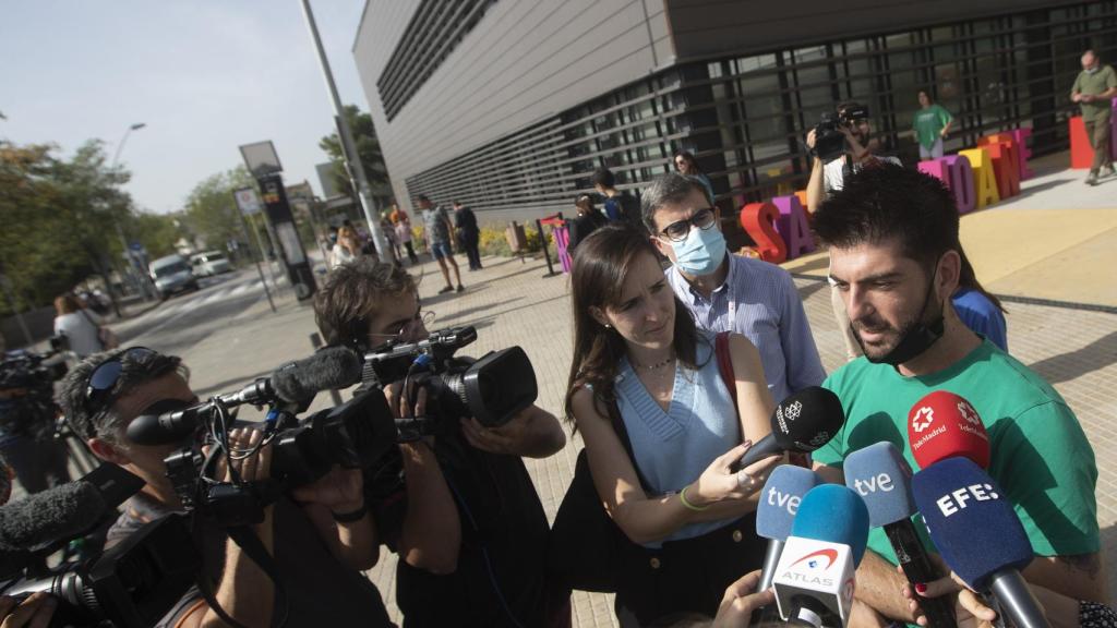 El padre de Oliver atendiendo a la prensa.