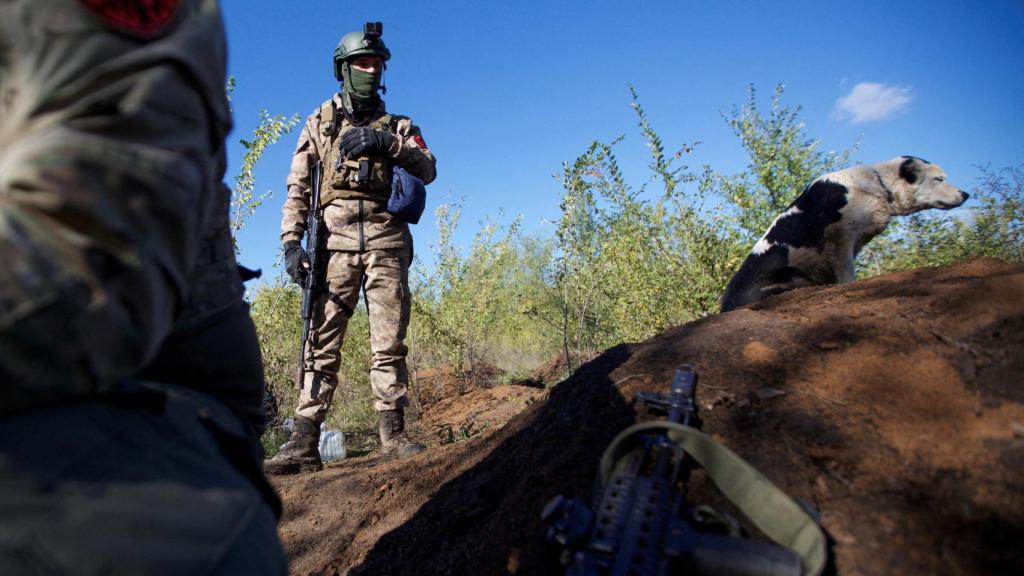 Un soldado ucraniano de servicio en Bakhmut.