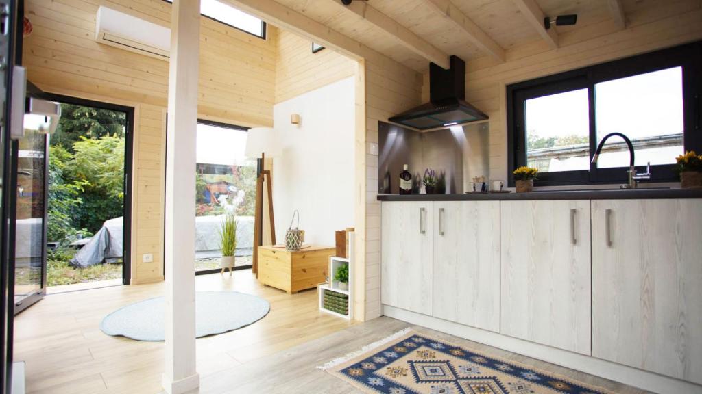 La cocina y el salón de la minicasa.