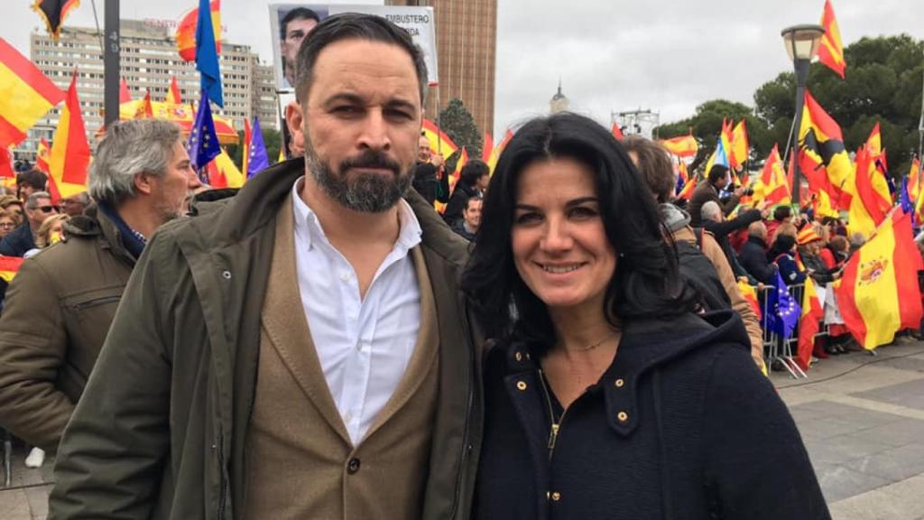 La nueva vicesecretaria de Organización de Vox, María Ruiz, en una imagen de archivo con Santiago Abascal.