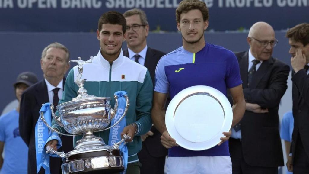 Carlos Alcaraz y Pablo Carreño tras la final de Conde de Godó 2022