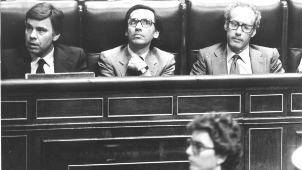 Felipe González, a la izquierda. Al lado, juntos Guerra y Boyer, enemigos íntimos.