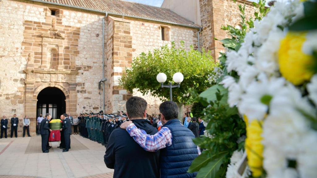 El féretro del policía Alejandro Congosto a su llegada a la iglesia parroquial de Argamasilla de Calatrava (Ciudad Real).