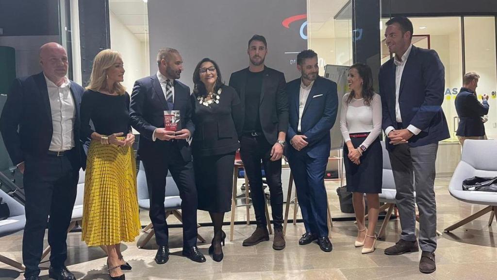 Padula en la presentación de su libro junto a rostros como Carmen Lomana o Víctor Gutiérrez, el jugador de waterpolo, entre otras personalidades.