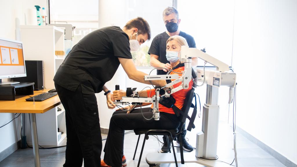 Leticia La Chica realizando rehabilitación con Armeo Spring, un exoesqueleto para el brazo.