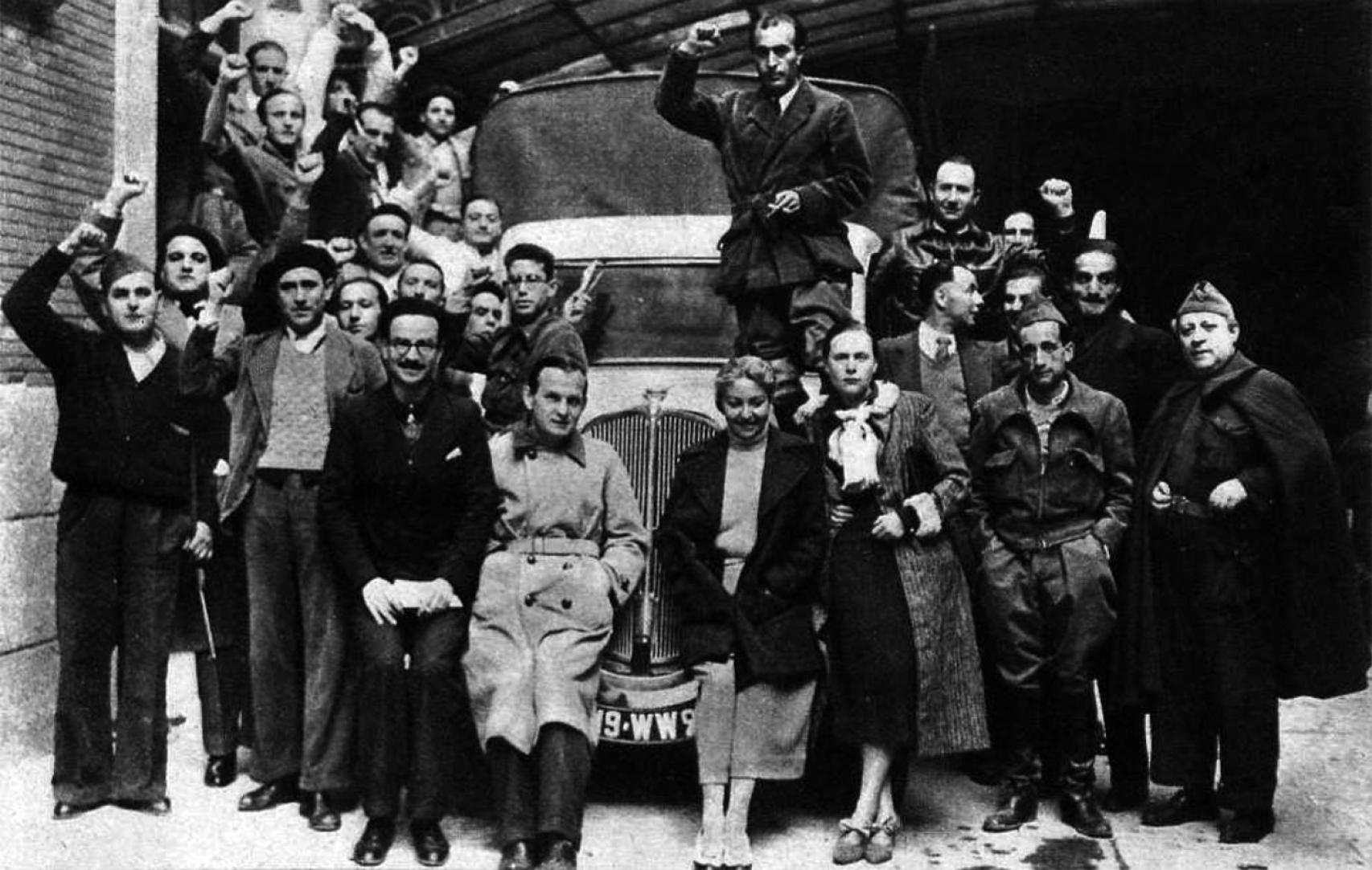 Camión con proyector de cine e imprenta, regalo de la Asociación Internacional de Escritores, entregado en Madrid por Elsa Triolet y Louis Aragon. En primer plano, la escritora y periodista rusa junto a María Teresa León.