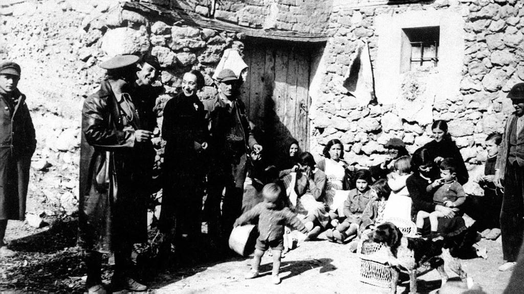 Marthe Huysmans durante una visita a la retaguardia en una zona rural.