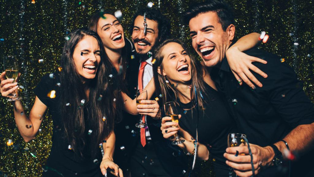 Las claves para acertar con el look en la fiesta de Navidad de la empresa.