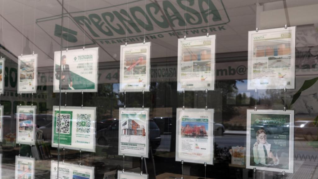 Escaparate de una oficina de Tecnocasa en Madrid