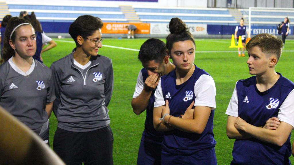 Álex, riéndose con la 2 entrenadora en la charla previa al entrenamiento de este miércoles.