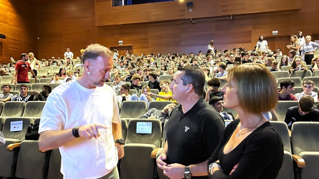Pedro García Aguado en la charla de este viernes en La Nucía con su alcalde Bernabé Cano.