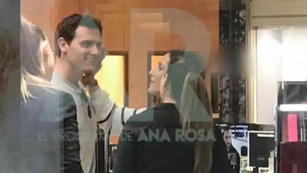 Momento de la caricia de Malú a Albert Rivera, en una imagen publicada por 'El programa de Ana Rosa'.