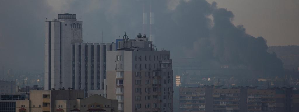 El humo se eleva sobre la ciudad de Kiev después de un ataque con misiles rusos.