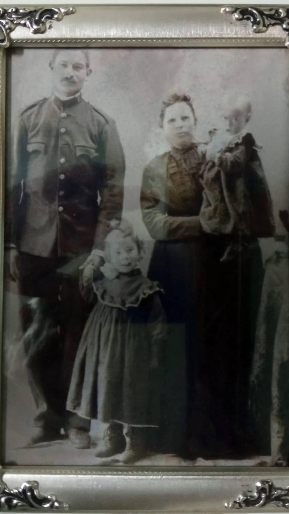 Isabel Andrés, junto a su marido el carabinero./ Foto cedida por su nieto José Silguero