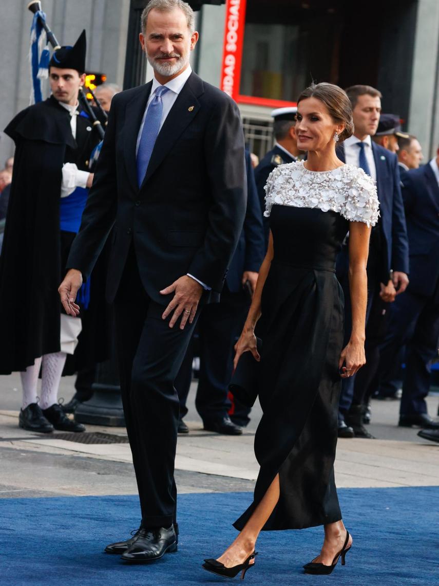 La Reina con un vestido de Carolina Herrera.