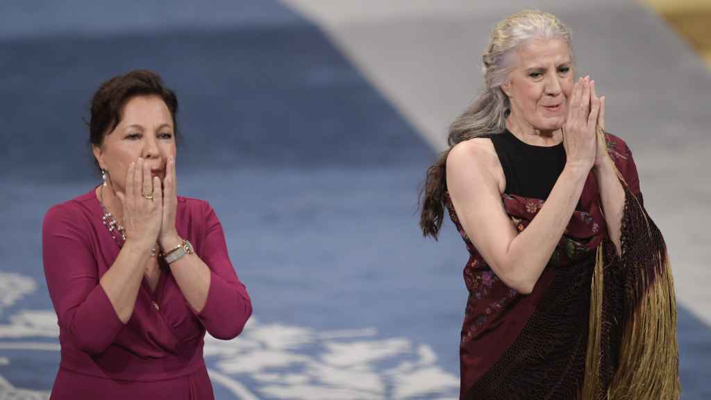 La cantaora Carmen Linares (i) y a la coreógrafa María Pagés (d) tras recibir el Premio Princesa de Asturias de las Artes. Foto: Eloy Alonso / EFE