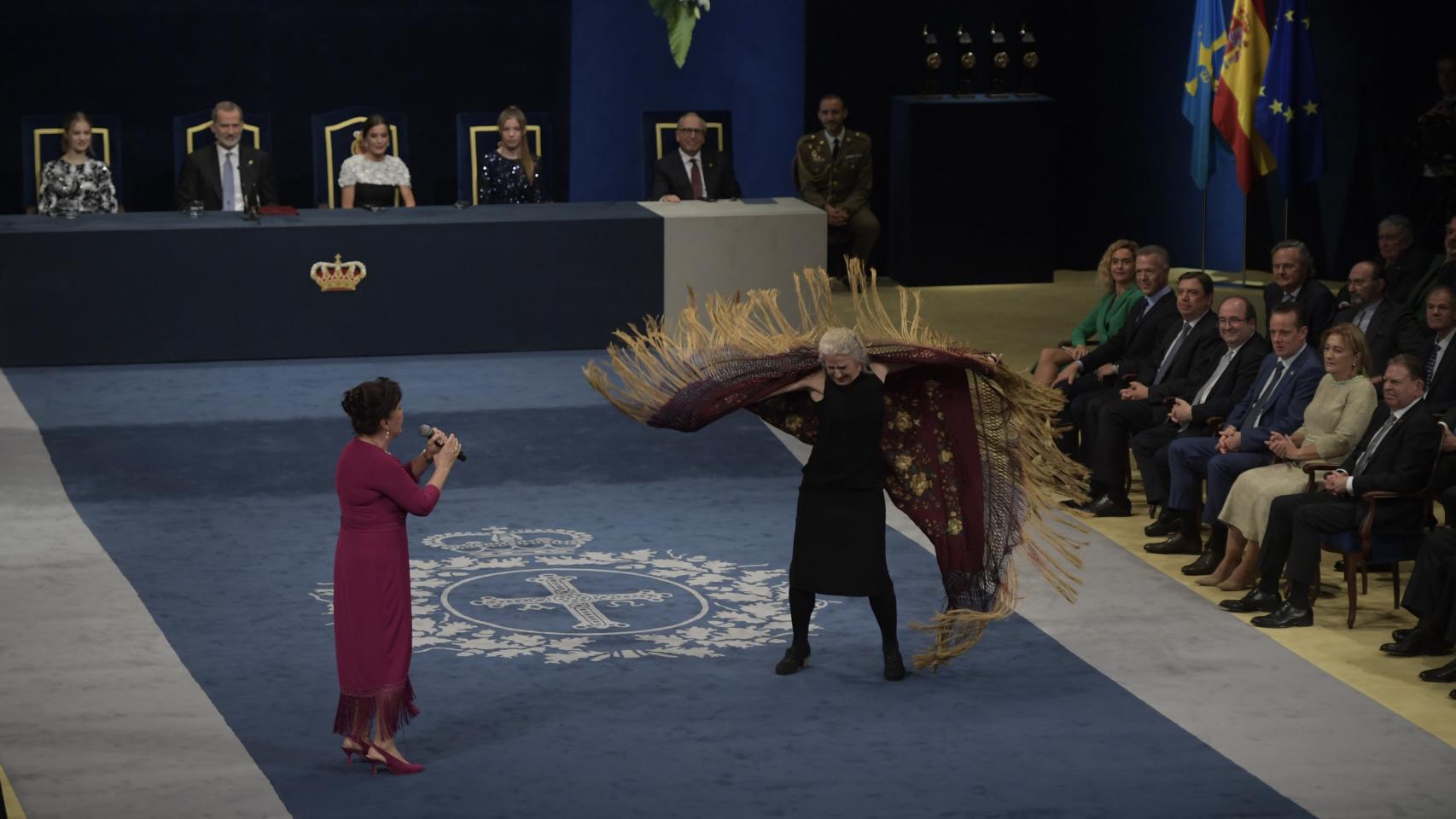 La cantaora Carmen Linares y a la coreógrafa María Pagés, durante una actuación tras recibir su premio.