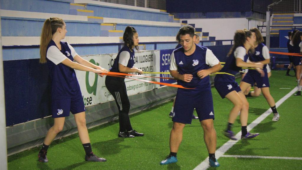 Álex Alcaide, delantero del CE Europa femenino B, entrena con sus compañeras.