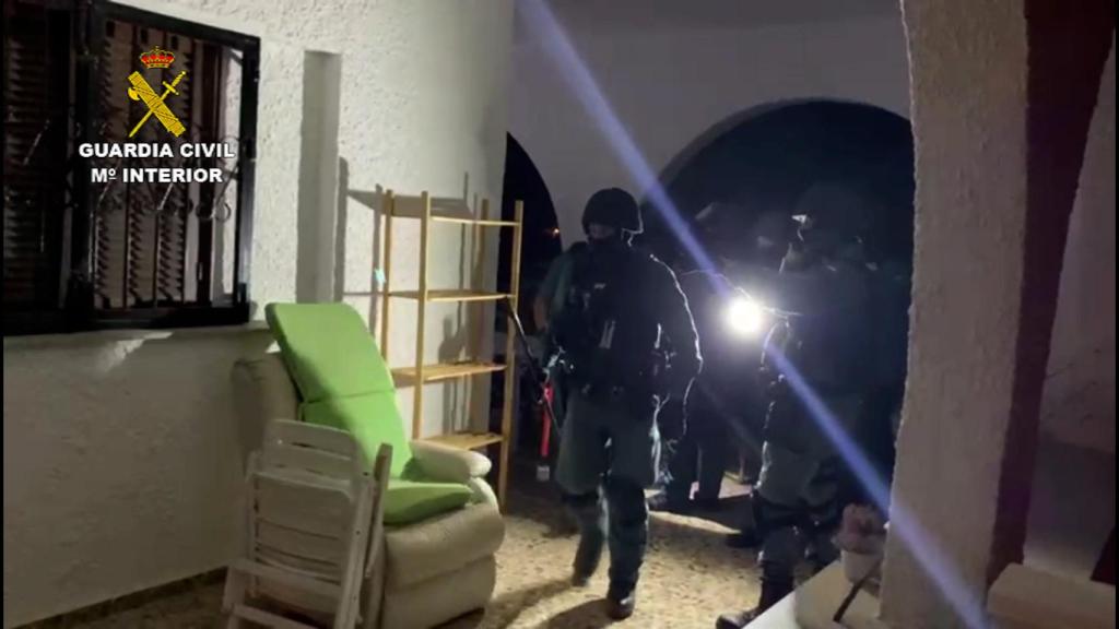 Momento en el que la Guardia Civil entra en una de las viviendas.